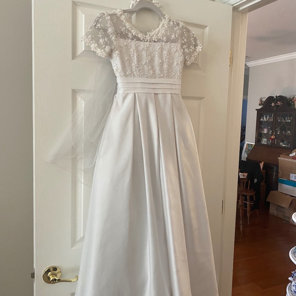 A miniature brides dress. Could also be used for first communion. Veil included.